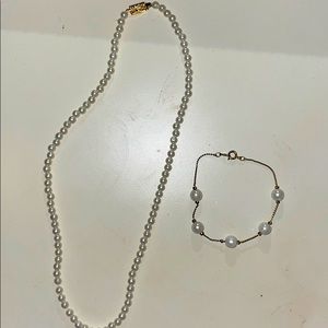 Pearl necklace and bracelet set